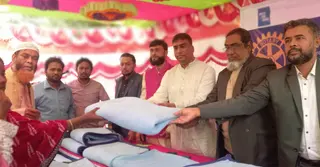 রোটারি ক্লাব অব ঢাকা নর্থ ইষ্টের পক্ষ থেকে শীতবস্ত্র বিতরণ